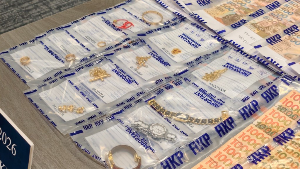 警方在啟德一單位檢獲110萬元現金，名貴手錶手袋等，相信為販毒集團的犯罪得益。黃文威攝