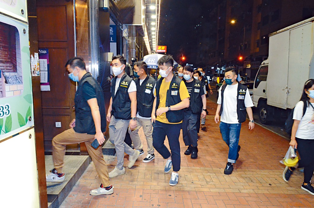 ■大批「O記」探員昨晚在元朗展開反黑行動，進入合益路一商場地庫搜查。