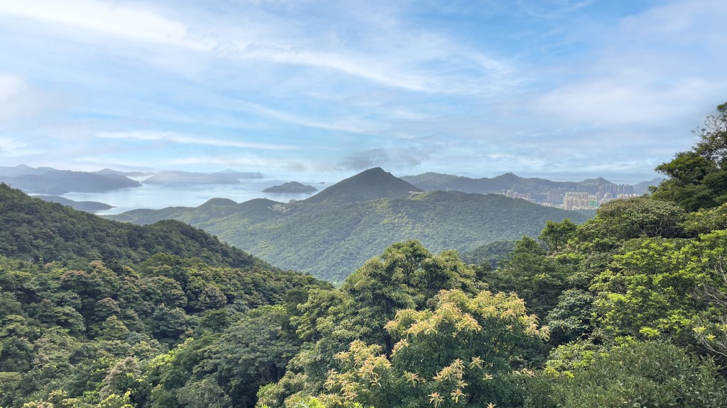 圖片ᴮ:朗然背靠西貢大上托山峰,鄰近飛鵝山。