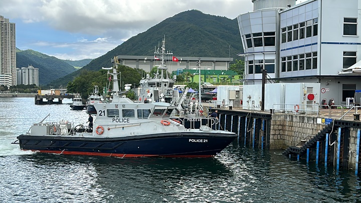 海龜屍體送上水警北基地。劉漢權攝