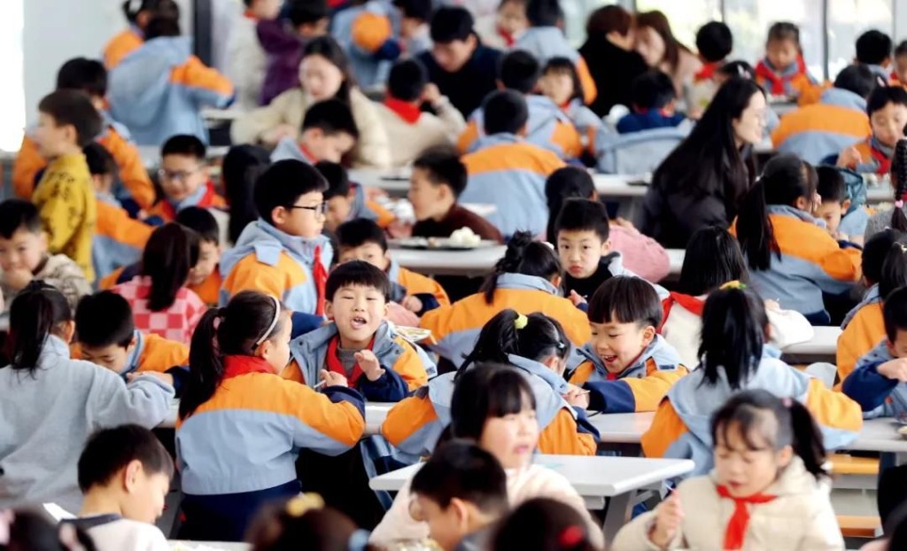 國家全力保障學生饍食質素,嚴打校園餐腐敗。中新社 國家全力保障學生饍食質素,嚴打校園餐腐敗。中新社