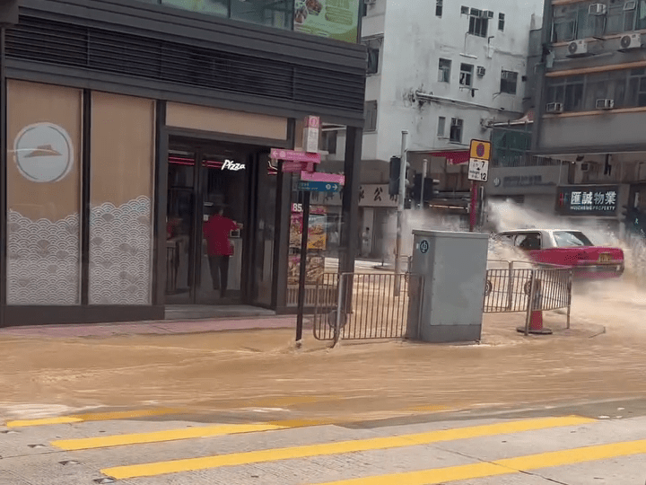 的士駛至時車輛拋起。FB：車cam L（香港群組）