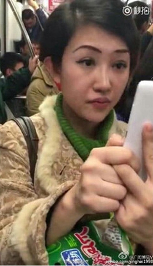 她16年因在車箱內吃泡椒鳳爪而成名。網圖