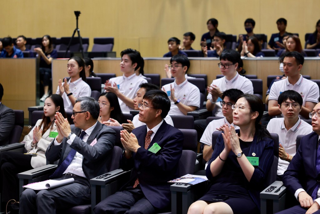 保安局副局长卓孝业（前排左一）及深圳大学师生出席活动。政府新闻处图片
