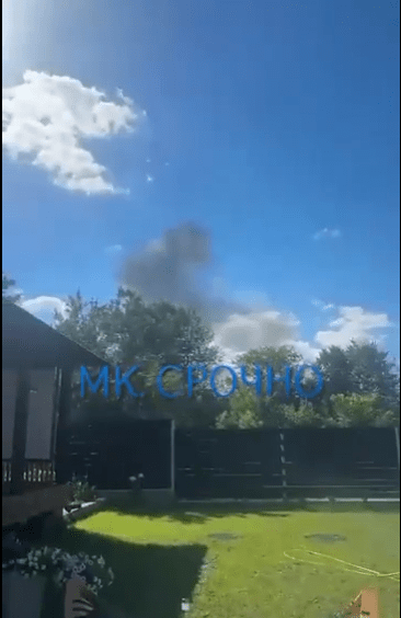 从网上影片可见，飞机在撞击时爆炸，一股黑烟随之升起。