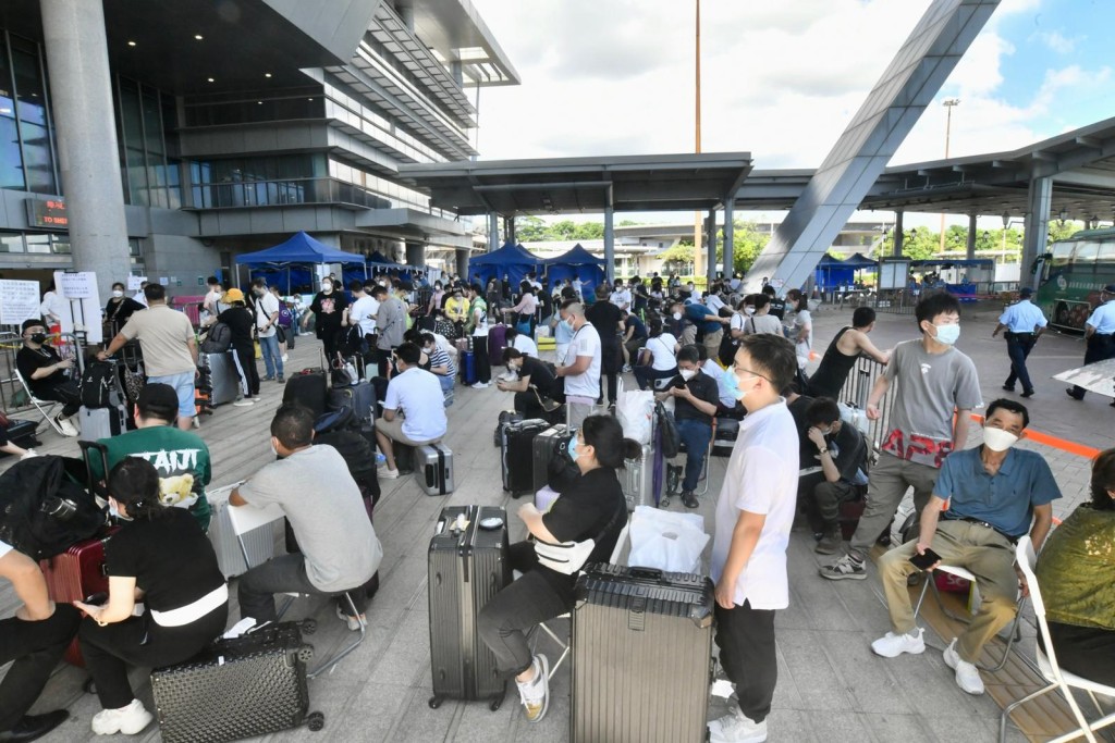 數以百計旅客等候檢測結果過關。