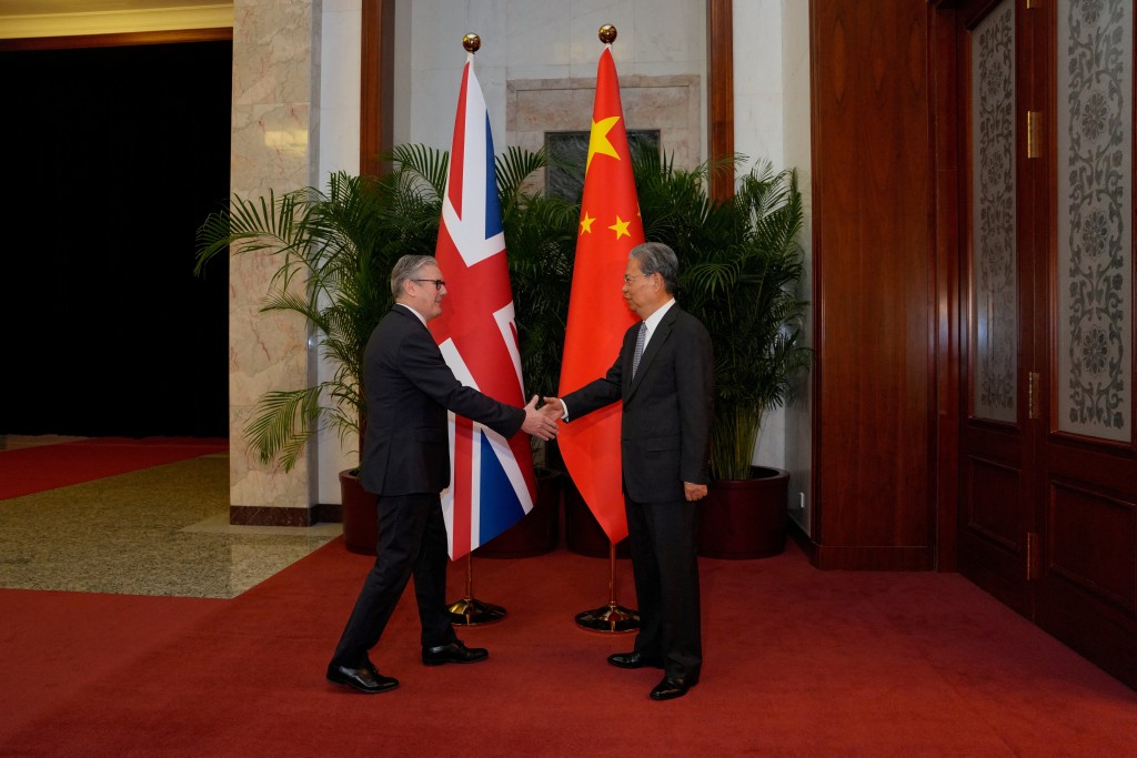 施紀賢在中國北京人民大會堂與全國人大委員長趙樂際握手。 路透社