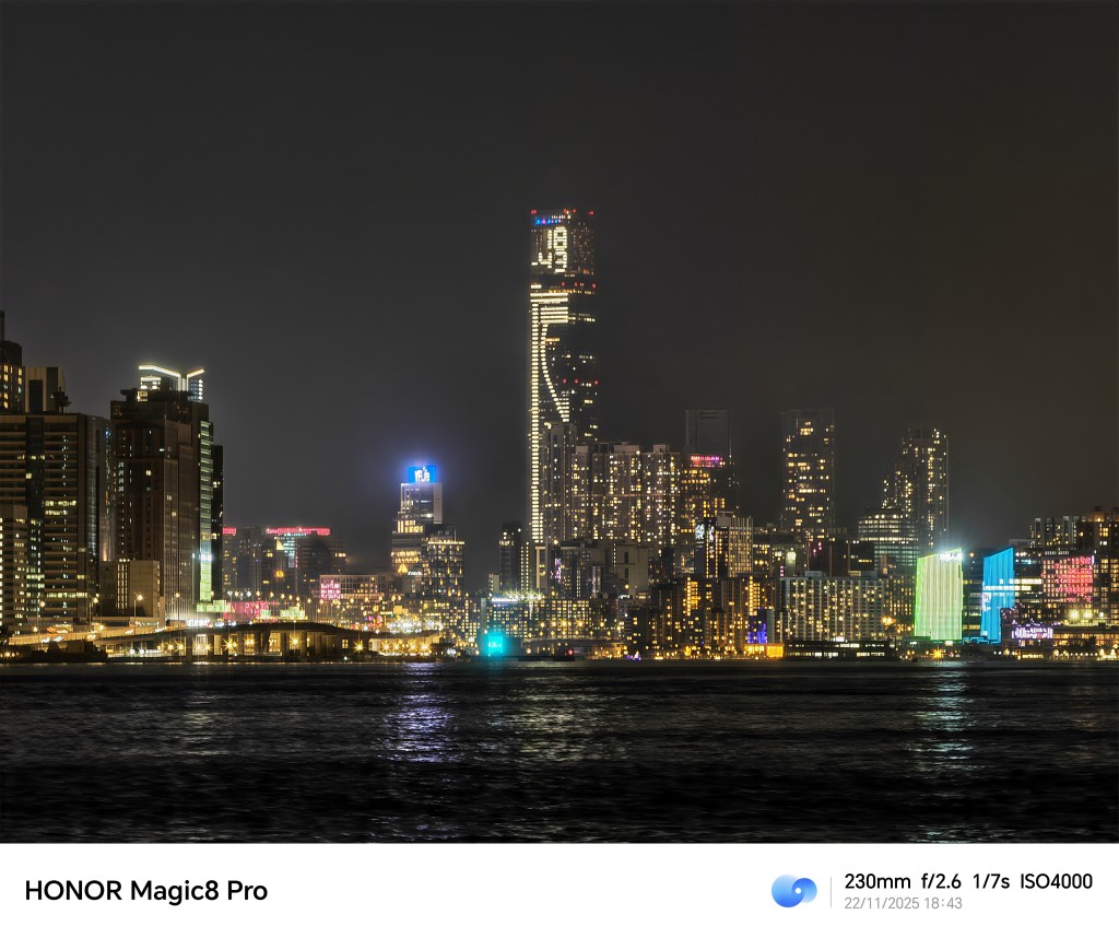 10倍長焦將遠方的璀璨夜景完美捕捉下來，過程不用出動三腳架。