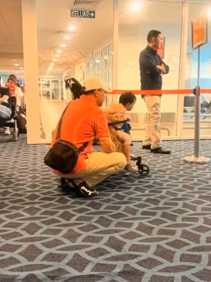 疑是華人的家長讓幼童在垃圾筒上大便，但隔籬已是洗手間。Threads