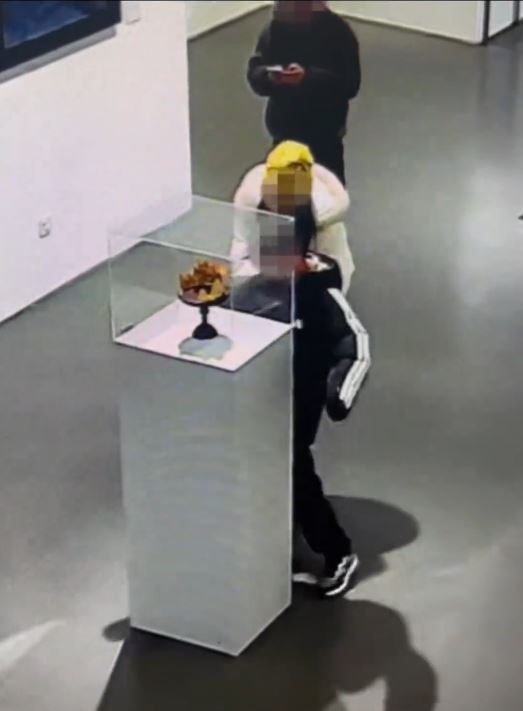 張凱毅丈夫張煜東親手鑄造的黃金鳳冠，展覽時被兒童觀眾損毀。抖音＠我是張凱毅  