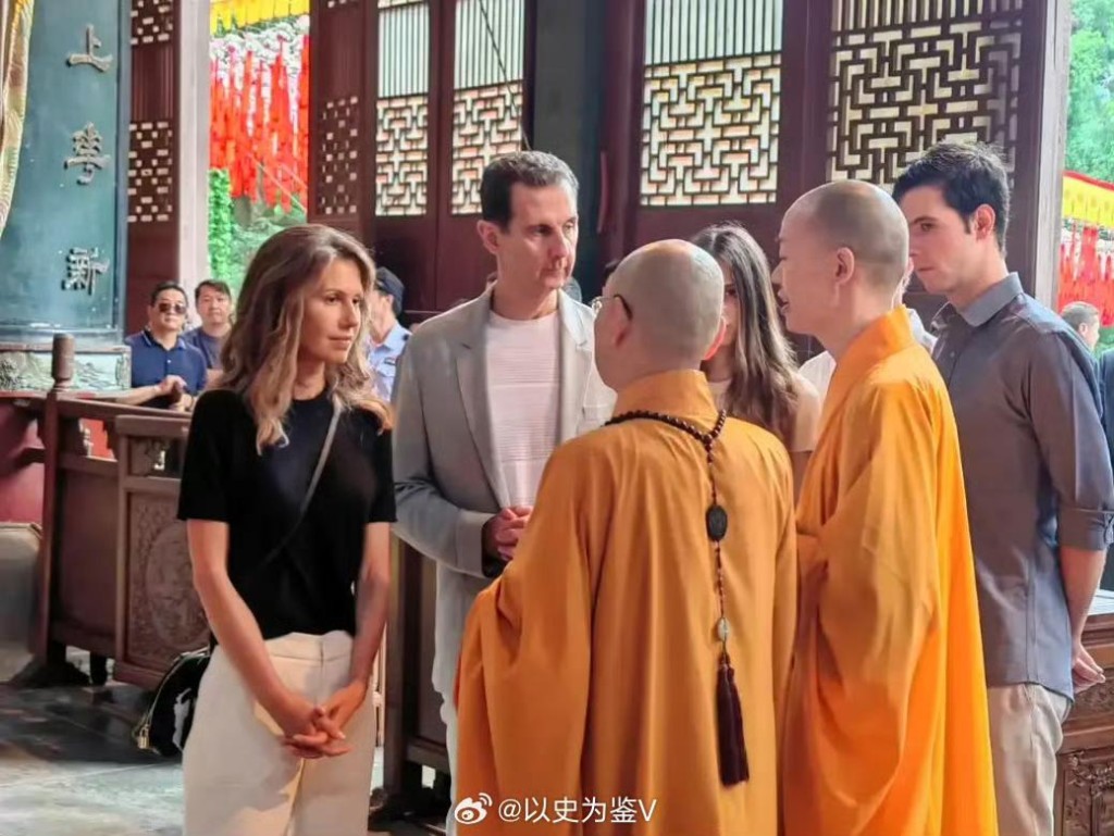 叙利亚总统巴沙尔去年与夫人参观杭州灵隐寺。微博