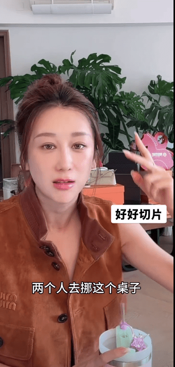 提到兩位工人姐姐嘗試搬桌子時，蔣麗莎的表情開始變得不滿。