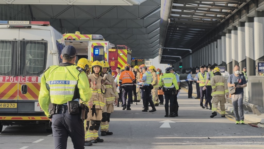 救援人員到場協助。黃文威攝 救援人員到場協助。黃文威攝