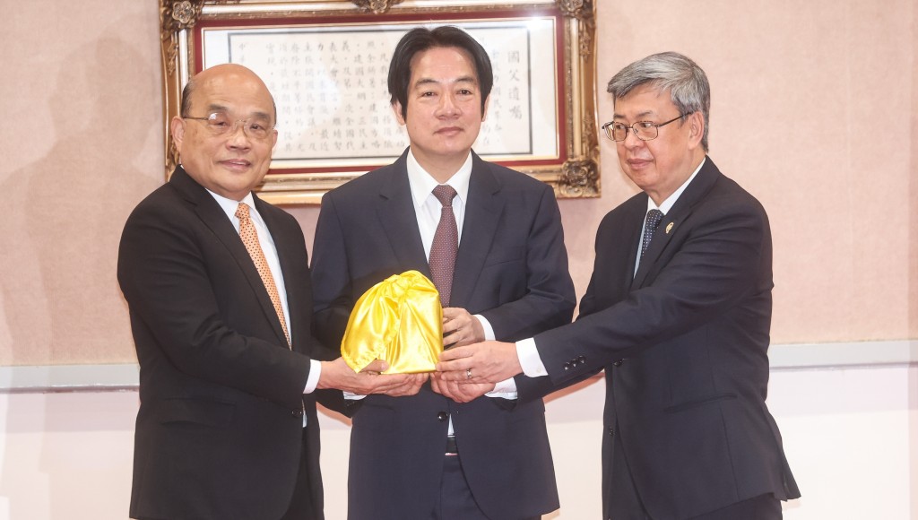 陳建仁(右)在賴清德(中)主持下從蘇貞昌手中接過行政院長印信。