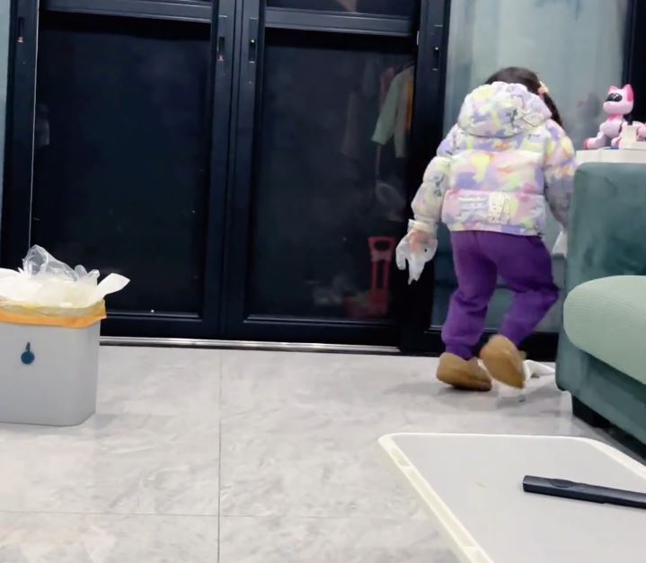 可可為了養狗，首次做剷屎官忍不住嘔吐的短片被瘋傳。抖音