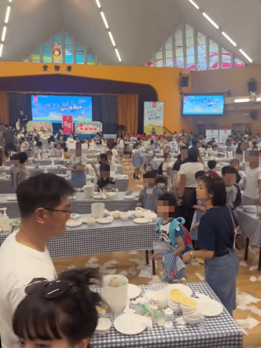 網上短片顯示活動完結後，學生輪候離開的通道鋪滿碎紙。  網上短片截圖