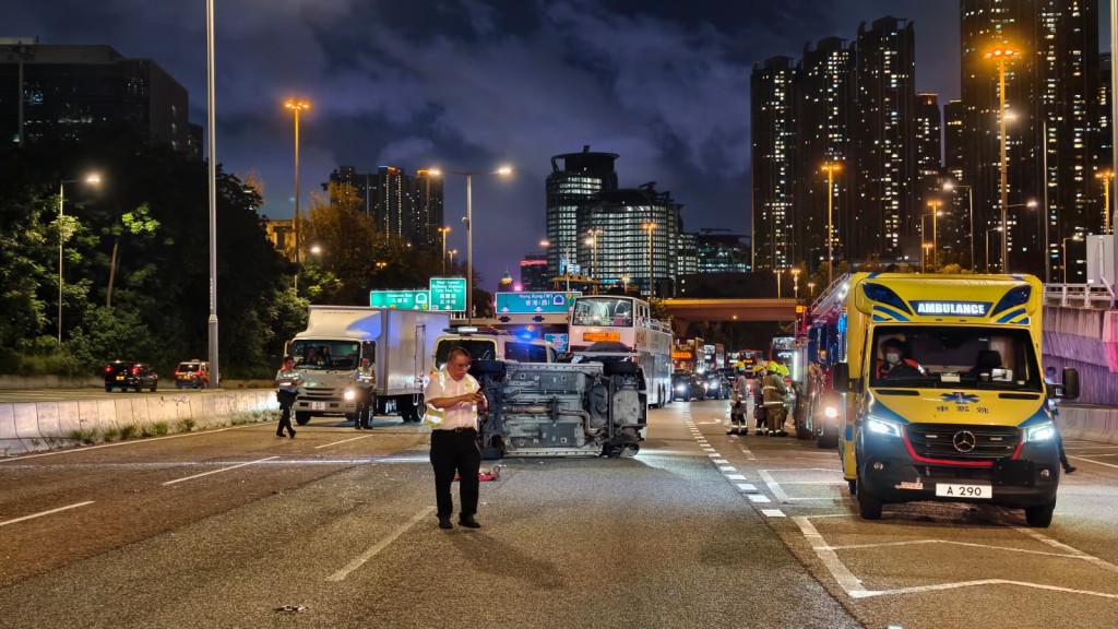 西九龍公路發生3車串燒意外,涉及兩輛私家車及一輛九巴。黃文威攝 西九龍公路發生3車串燒意外,涉及兩輛私家車及一輛九巴。黃文威攝