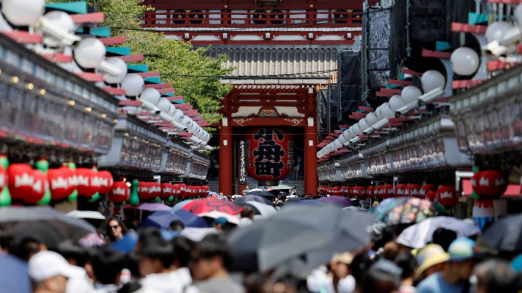 日本有媒體指,日本政府將研究簡化中國遊客申請赴日簽證的手續。路透社