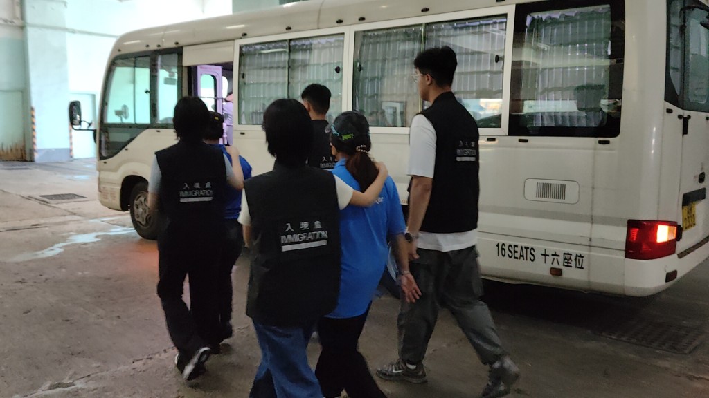 入境處強調,執法行動仍繼續,不排除有更多人士被捕及檢控。 入境處強調,執法行動仍繼續,不排除有更多人士被捕及檢控。