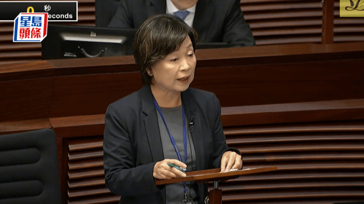 教育局局長蔡若蓮在會議上表示,教育局會留意大學附屬自資部門於過渡前自行評審課程的情況。(圖片來源:立法會網上直播截圖)