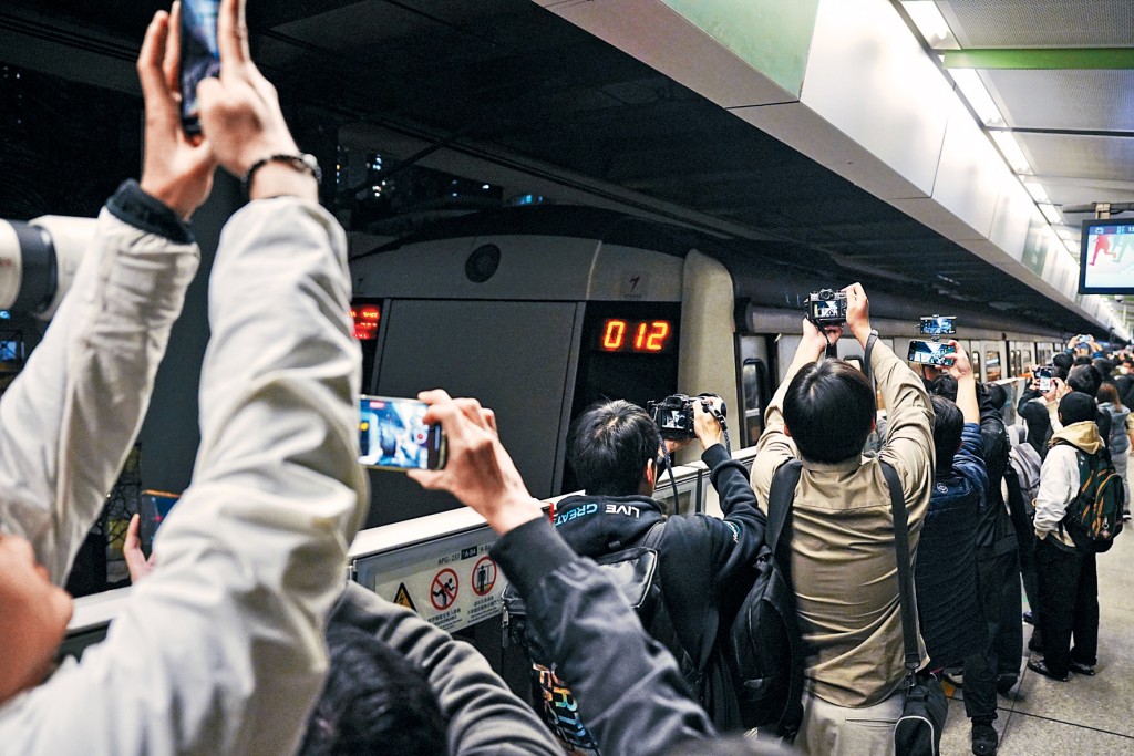 當「白頭列車」駛到柴灣站,大批市民舉機拍攝歷史一刻。