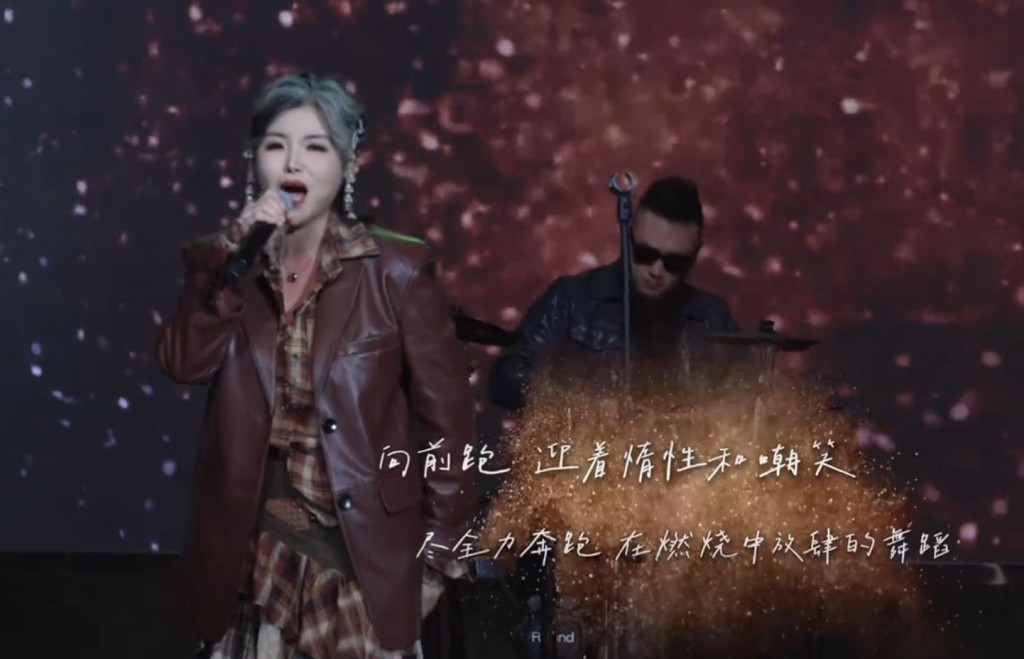 眼科醫生崔莉同時也是搖滾歌手及楝篤笑演員。抖音