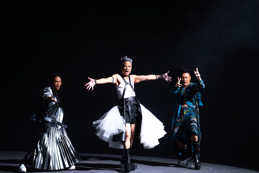 3人在MV中大展舞技。 3人在MV中大展舞技。