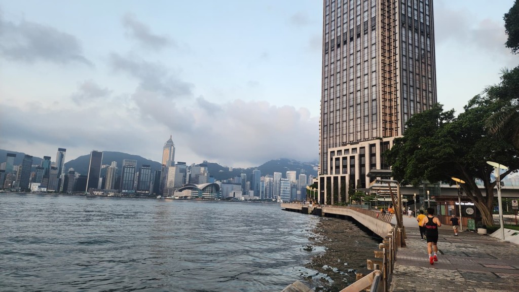 本港地區今日部分時間有陽光,日間酷熱。黎志偉攝 本港地區今日部分時間有陽光,日間酷熱。黎志偉攝