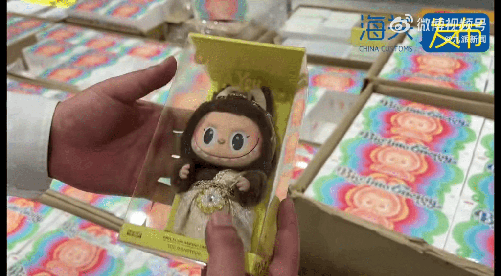 10名旅客超量攜帶Labubu被查,昆明長水機場海關展示被查物品。 10名旅客超量攜帶Labubu被查,昆明長水機場海關展示被查物品。