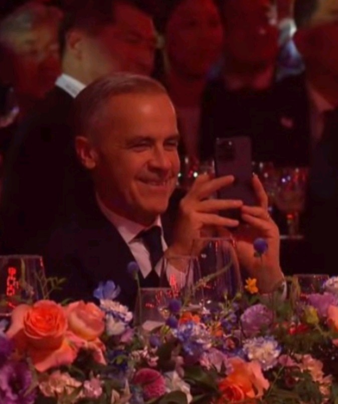 加拿大總理卡尼開心高舉手機拍攝GD的演出。 加拿大總理卡尼開心高舉手機拍攝GD的演出。