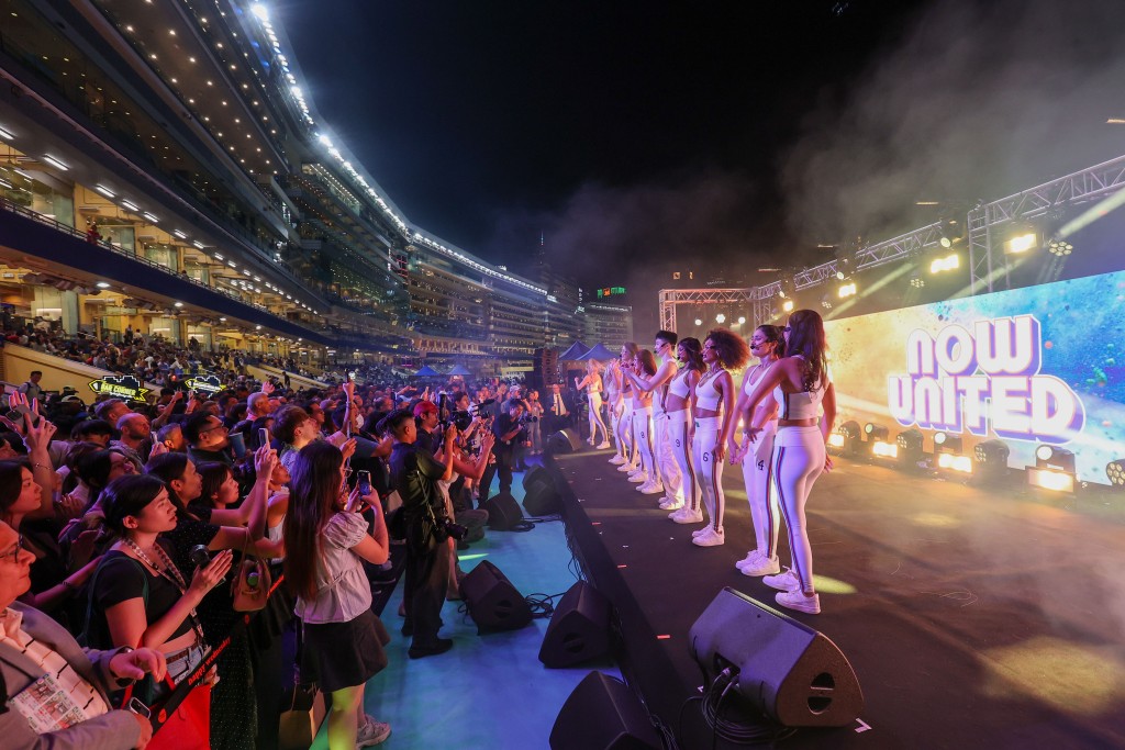 Now United在港首演掀起跑馬地馬場「Happy Wednesday」的熾熱氣氛。 Now United在港首演掀起跑馬地馬場「Happy Wednesday」的熾熱氣氛。