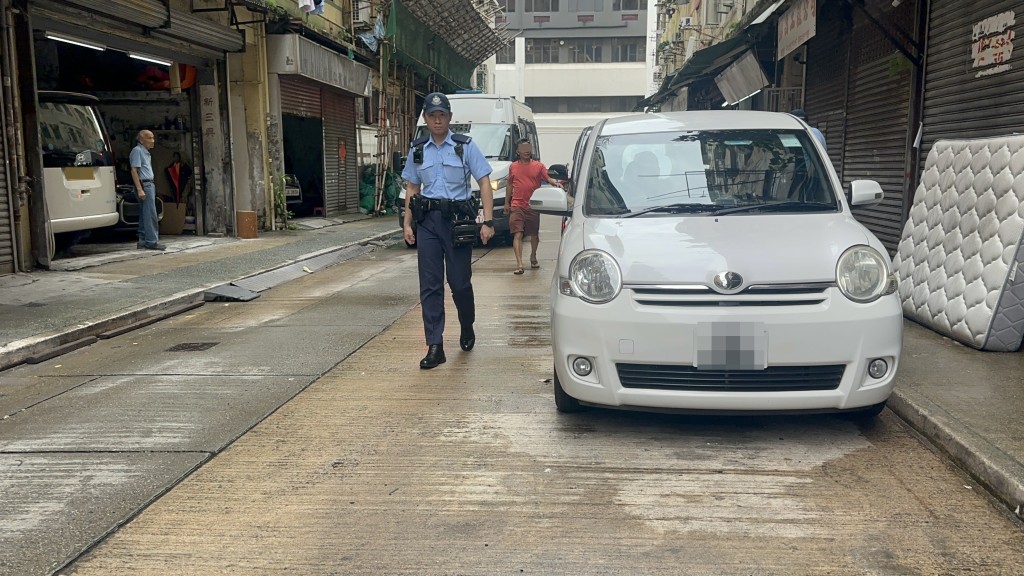 今早事發的燕安街有警車到場，軍裝警員落車巡邏。梁國峰攝