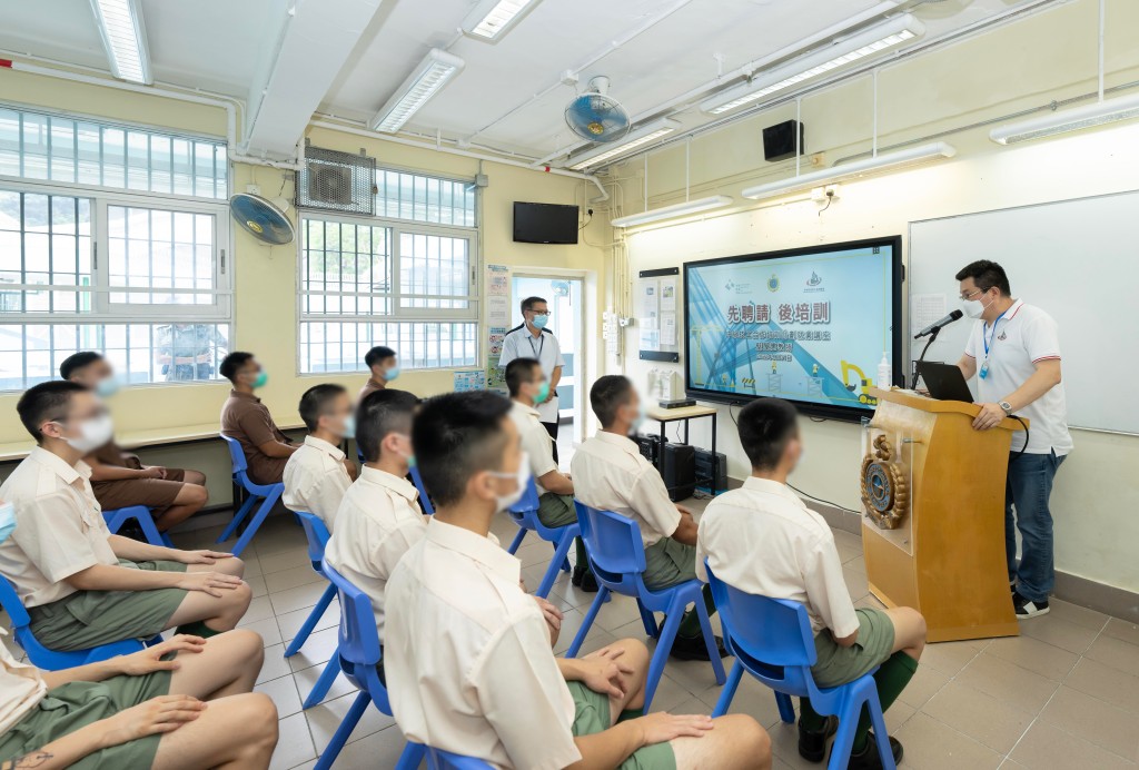 香港建造業分包商聯會司庫陳述浩向青少年在囚人士介紹「先聘請,後培訓」就業計畫。