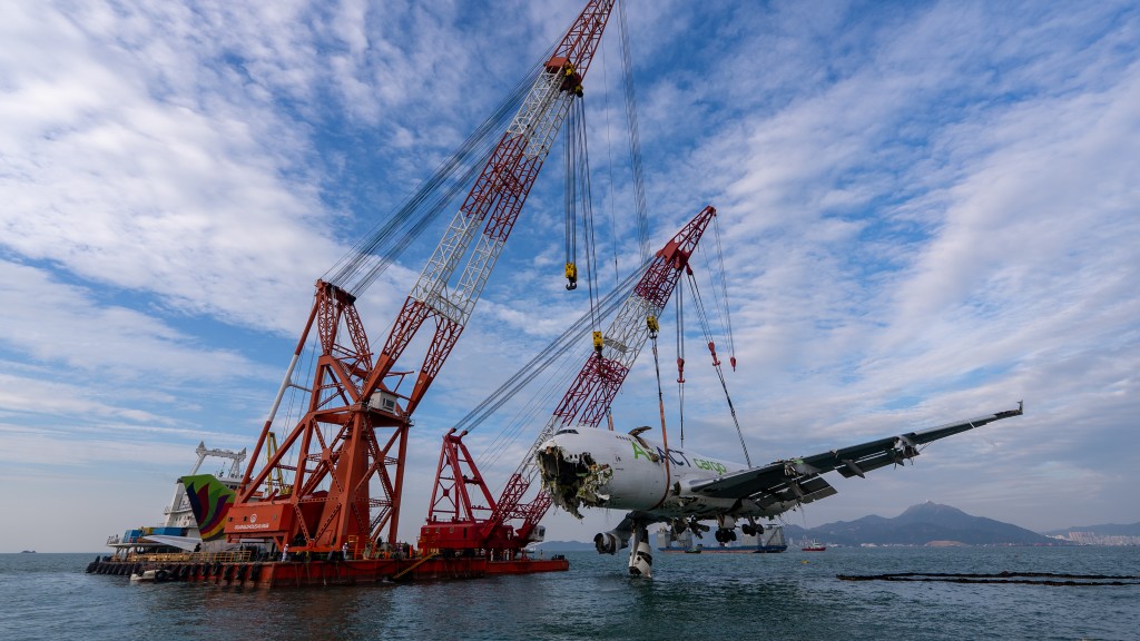 打撈團隊吊起失事貨機主體機身。機管局圖片 