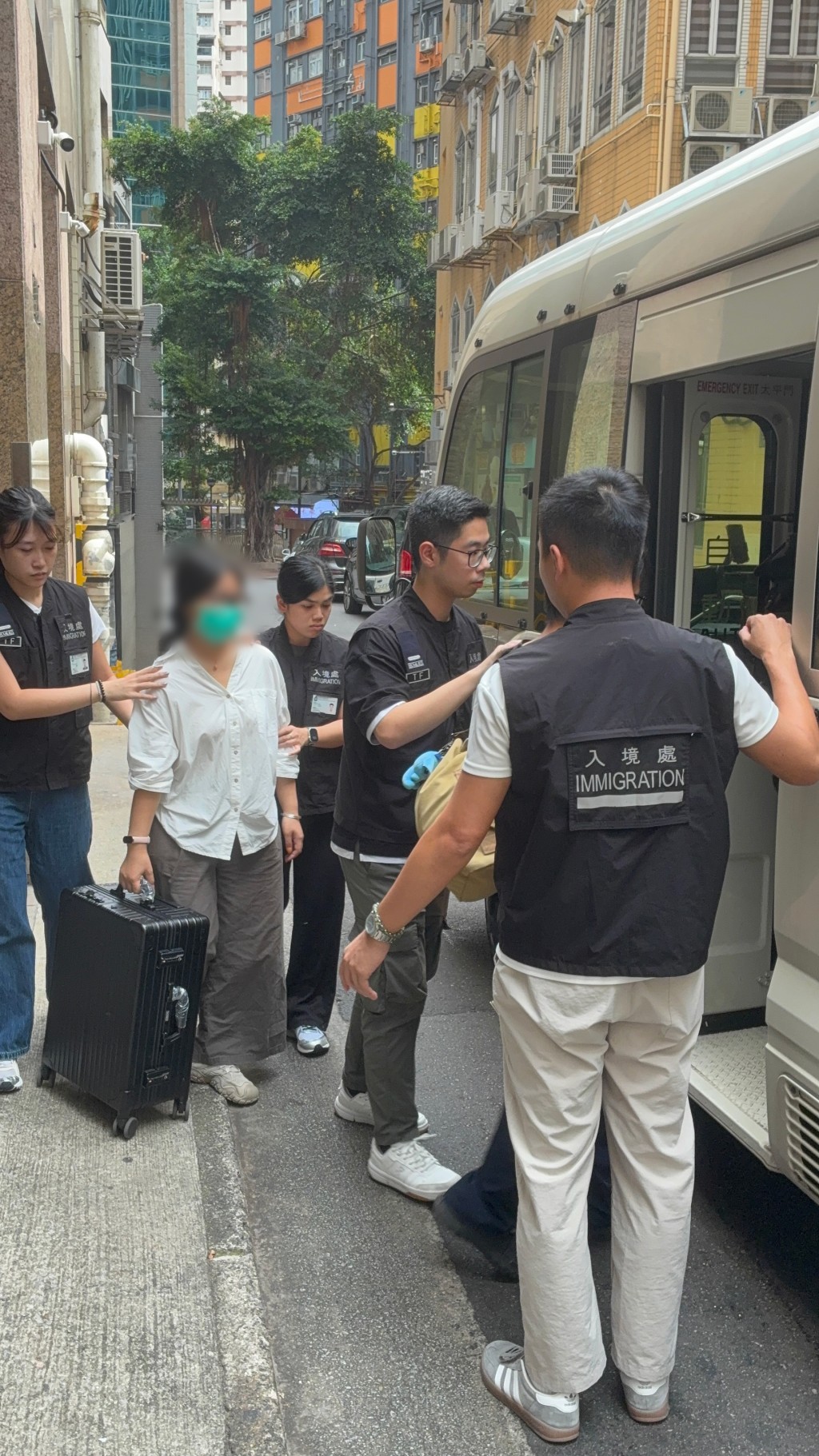 入境處拘捕5名內地黑工。入境處圖片 入境處拘捕5名內地黑工。入境處圖片