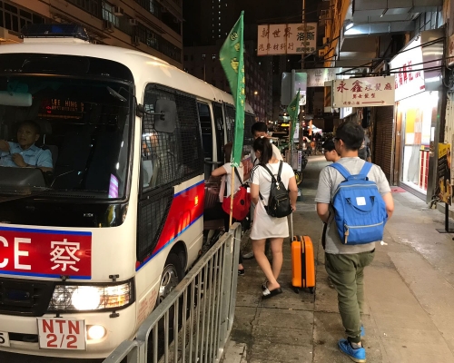 行動中檢的被捕女子。