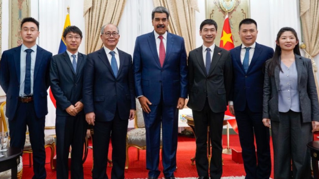 委內瑞拉總統馬杜羅（左四）周五在首都卡拉卡斯，會見中國政府拉美事務特別代表邱小琪（左三）。