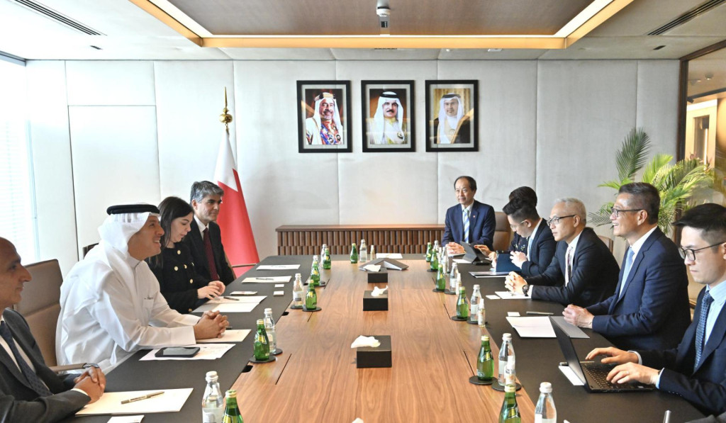 陳茂波（右二）於24日與巴林王國主權財富基金行政總裁（左二）會面。政府新聞處圖片