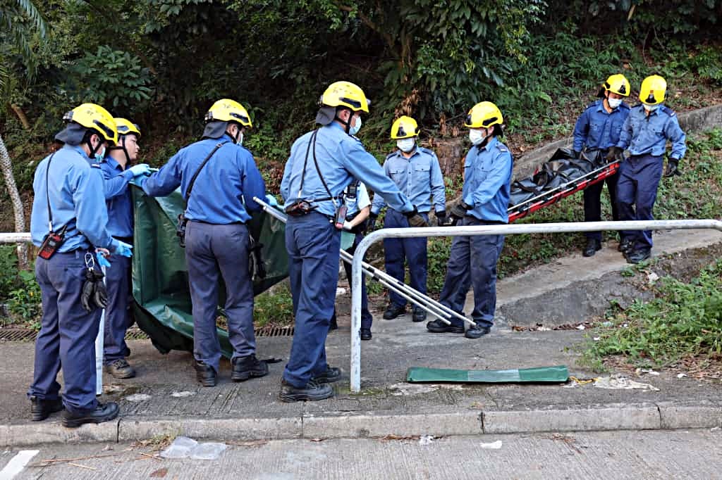 消防將死者屍體抬至錶位停車場等候認屍。