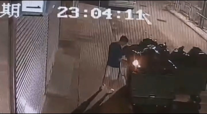 男童用打火機點燃垃圾桶內的垃圾。網上片段截圖 男童用打火機點燃垃圾桶內的垃圾。網上片段截圖