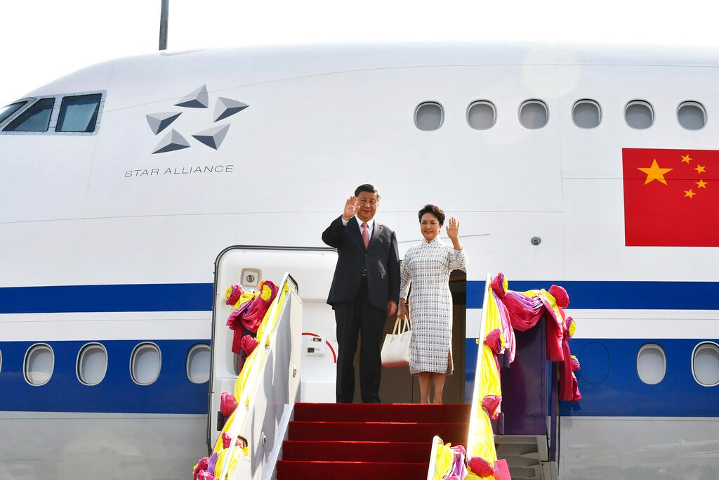 习近平和夫人彭丽媛抵达曼谷国际机场时，泰国总理巴育夫妇等迎接。AP 图片