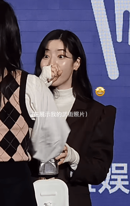 杨子莹向偶像TWICE成员多贤展示了自己过往在各大国际赛事获得的荣誉照片。