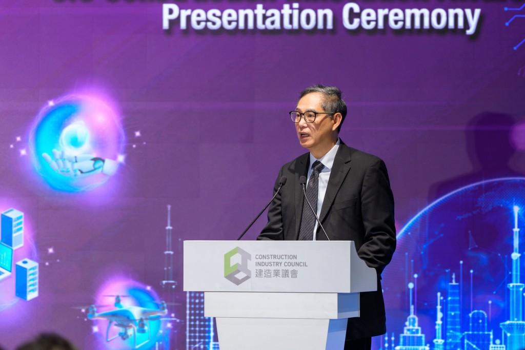 發展局常任秘書長（工務）劉俊傑工程師於典禮上講述政府推動AI應用的政策方向。