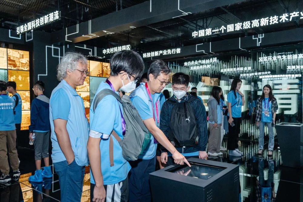 善德基金会王亚明副主席及梁伟达总理与学生一起感受国家在创科领域的高速发展。