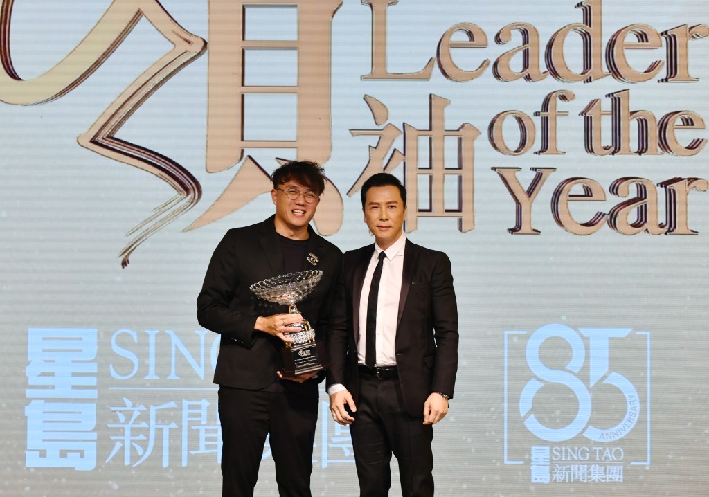 國際巨星甄子丹( 右 )頒獎予代表何詩蓓領獎的教練黃鍇威。