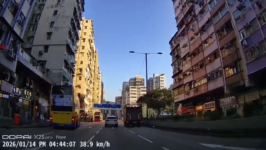 寶馬司機懷疑衝燈。FB：Sam Kwong@馬路的事討論區