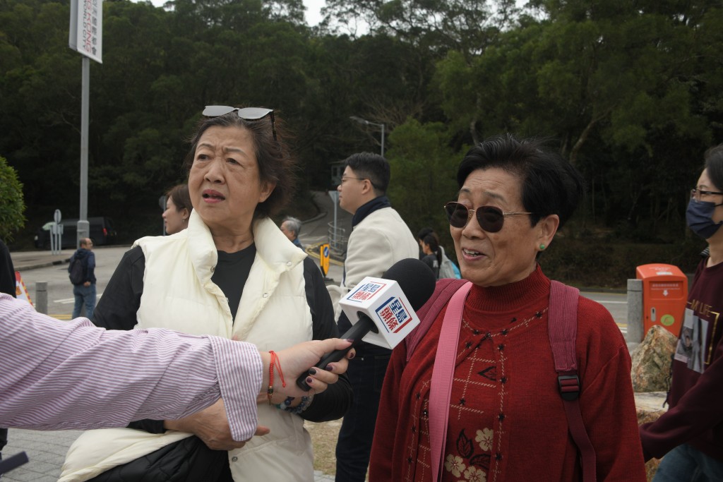 彭太（右)指参观大佛之馀，还能与红心拍照感到「特别开心」。陈浩元摄