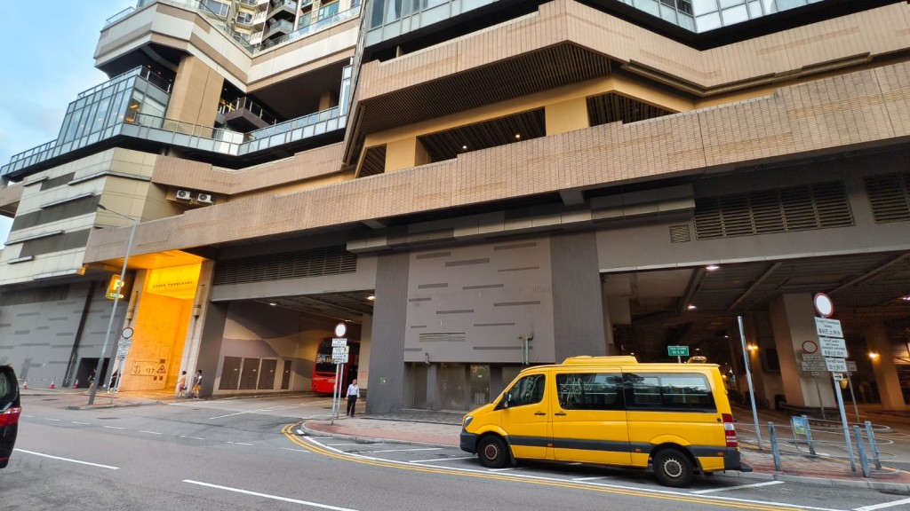 嘉亨灣外有水務署車輛停泊。 嘉亨灣外有水務署車輛停泊。