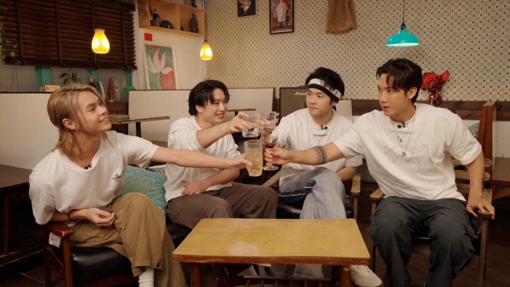 《四鏡大暴走》由MIRROR「鷹小組」Tiger、Jer、Ian與Stanle主持。