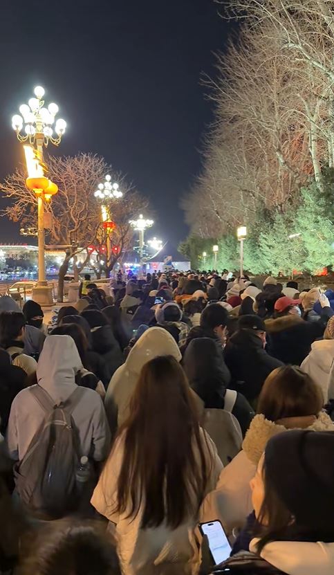 大批民眾在北京天安門廣場觀看元旦升旗。小紅書